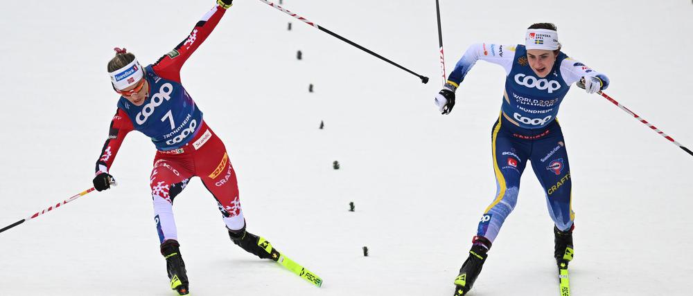 Packendes Finale: Therese Johaug (l) muss sich Ebba Andersson geschlagen geben.