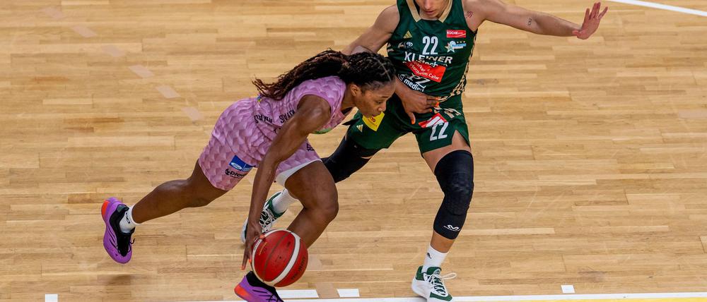 Saarlouis überragende Spielmacherin Martha Burse (l.) im Duell mit Kelterns Rachel Arthur