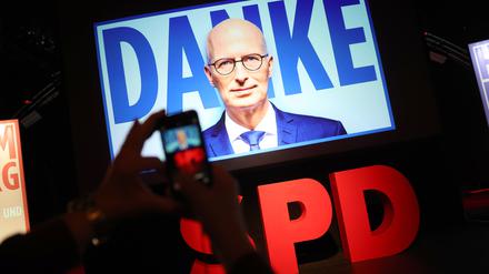  Wahlparty der SPD in der Markthalle. Jemand fotografiert mit dem Smartphone eine Videowand mit dem Schriftzug „Danke“ und dem Gesicht von Peter Tschentscher.