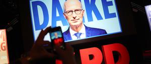  Wahlparty der SPD in der Markthalle. Jemand fotografiert mit dem Smartphone eine Videowand mit dem Schriftzug „Danke“ und dem Gesicht von Peter Tschentscher.