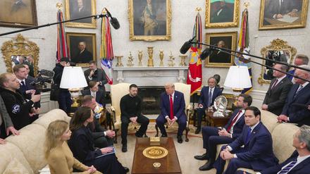US-Außenminister Marco Rubio (2.v.r. auf dem Sofa) war bei dem Treffen im Weißen Haus mit dabei, das eskalierte. 
