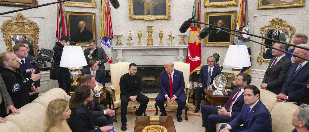 US-Außenminister Marco Rubio (2.v.r. auf dem Sofa) war bei dem Treffen im Weißen Haus mit dabei, das eskalierte.