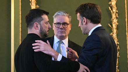 Wolodymyr Selenskyj im Gesräch mit Emmanuel Macron und Keir Starmer