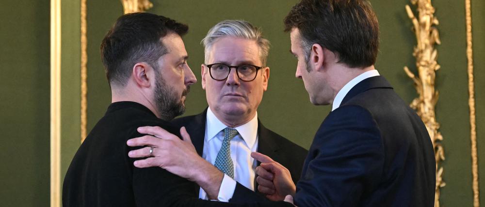 Wolodymyr Selenskyj im Gesräch mit Emmanuel Macron und Keir Starmer