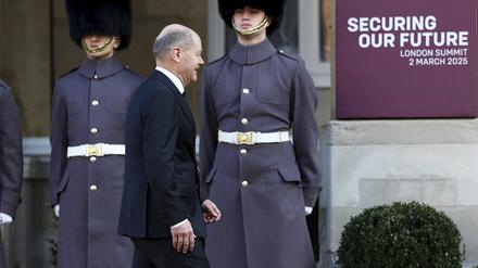 Uneingeschränkt handlungsfähig? Durch die verlorene Wahl hat sich die Rolle von Olaf Scholz, der am Sonntag in London eintraf, auch international geändert.