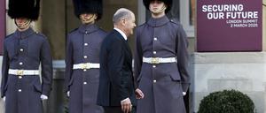 Uneingeschränkt handlungsfähig? Durch die verlorene Wahl hat sich die Rolle von Olaf Scholz, der am Sonntag in London eintraf, auch international geändert.