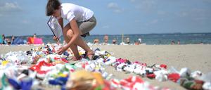 Über 5000 gebrauchte Plastiktüten am Strand von Niendorf (Schleswig-Holstein).