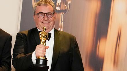 Gerd Nefzer freut sich im Presseraum der Oscarverleihung über seine erneute Auszeichnung.