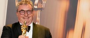 Gerd Nefzer freut sich im Presseraum der Oscarverleihung über seine erneute Auszeichnung.