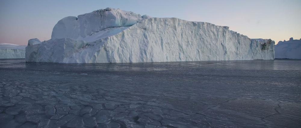 Ein Eisberg treibt im Ilulissat-Eisfjord.