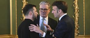 Der ukrainische Präsident Wolodymyr Selenskyj, der britische Premier Keir Starmer und der französische Präsident Emmanuel Macron in London bei einem Gipfeltreffen der europäischen Staats- und Regierungschefs zur Lage der Ukraine.