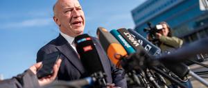 Berlins Regierender Bürgermeister Kai Wegner äußert sich vor Gremiensitzungen seiner Partei in Berlin optimistisch.