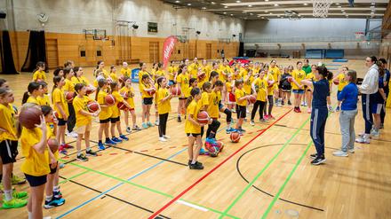 Rund 90 Mädchen im Alter von 9 bis 14 Jahren nahmen am Samstag am Basketballcamp von Alba Berlin teil.