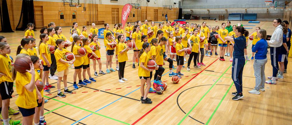 Rund 90 Mädchen im Alter von 9 bis 14 Jahren nahmen am Samstag am Basketballcamp von Alba Berlin teil.