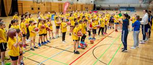 Rund 90 Mädchen im Alter von 9 bis 14 Jahren nahmen am Samstag am Basketballcamp von Alba Berlin teil.