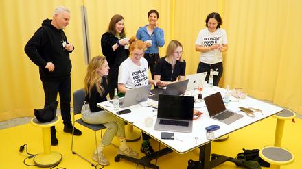 In diesem „Team Corner“ sind Profis am Werk: Die fünf Mitarbeiter von der Agentur wirDesign, die in einer Nachtschicht für BIG e.V. neue Logo-Vorschläge gestalten.