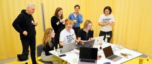 In diesem „Team Corner“ sind Profis am Werk: Die fünf Mitarbeiter von der Agentur wirDesign, die in einer Nachtschicht für BIG e.V. neue Logo-Vorschläge gestalten.