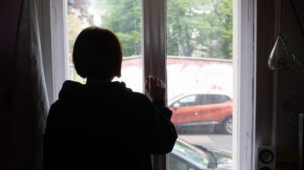 Eine Jugendliche blickt aus einem Fenster (Symbolbild).