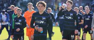 Verkniffene Gesichter. Mit ernstem Blick begaben sich Herthas Spieler nach der Niederlage vor ihre Fans.