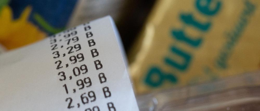 Beim Lebensmittelkauf ist von sinkender Inflation nichts zu spüren.