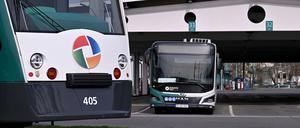 Ein Bus und eine Straßenbahn des Verkehrsbetriebs (ViP). 
