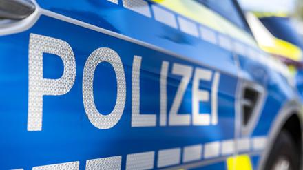 Der Schriftzug „Polizei“ ist auf einem Einsatzfahrzeug zu lesen (Symbolbild)