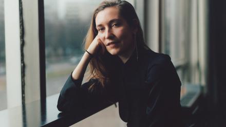 Regisseurin Clara Stella Hüneke stammt aus Frankfurt am Main und wohnt seit rund zehn Jahren in Berlin. 