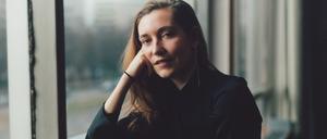 Regisseurin Clara Stella Hüneke stammt aus Frankfurt am Main und wohnt seit rund zehn Jahren in Berlin. 