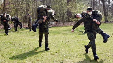 Rekruten der Bundeswehr trainieren die Rettung von Verletzten.