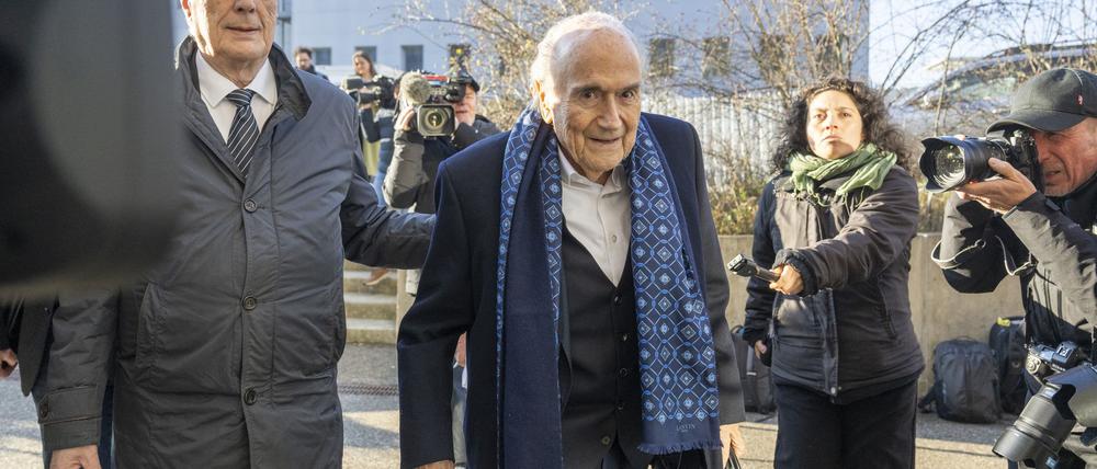 Joseph Blatter (r) muss sich wegen einer Millionenzahlung erneut vor Gericht verantworten.