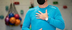 Ein Long-Covid-Patient macht ein Atemtraining in einem Gymnastikraum einer Reha-Klinik für Post-Covid Erkrankte.