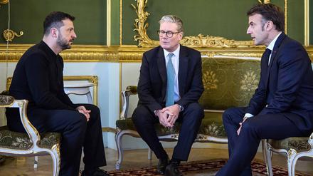 Der ukrainische Präsident Volodymyr Zelensky, der britische Premierminister Keir Starmer und der französische Präsident Emmanuel Macron treffen sich am 2. März 2025 während eines Gipfeltreffens im Lancaster House in London