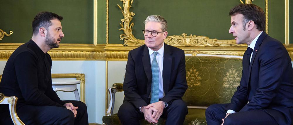 Der ukrainische Präsident Volodymyr Zelensky, der britische Premierminister Keir Starmer und der französische Präsident Emmanuel Macron treffen sich am 2. März 2025 während eines Gipfeltreffens im Lancaster House in London
