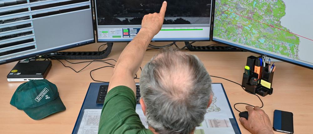 Der Landesbetrieb Forst überwacht den Wald in Brandenburg mit mehr als 100 Sensoren. Die Daten werden in Waldbrandzentralen an den Standorten Eberswalde und Wünsdorf ausgewertet.  (Archivbild)