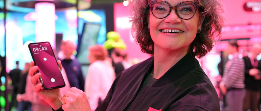Die Telekom-Technikvorständin Claudia Nemat präsentiert das neue KI-Phone ihrer Firma.