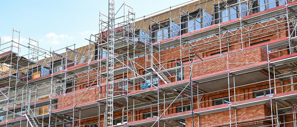 Baustelle eines Mehrfamilienhauses mit neuen Wohnungen in Frankfurt (Oder).