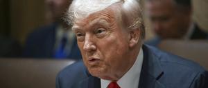 Donald Trump leitet seine erste Kabinettssitzung nach seiner Wiederwahl im Weißen Haus.
