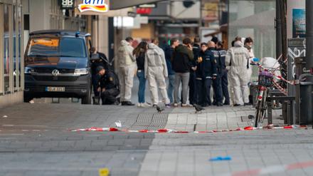 Der Tatort mit Absperrbänder der Polizei und Markierungen der Spurensicherung.