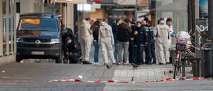 Der Tatort mit Absperrbänder der Polizei und Markierungen der Spurensicherung.