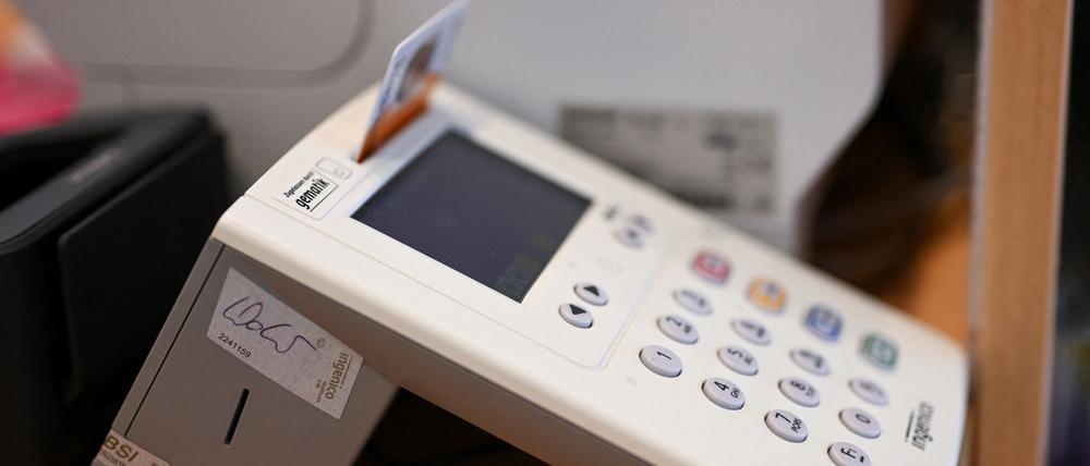 Patienten können die E-Akte über eine App der Krankenkasse auf Smartphones, Tablets oder Laptops einsehen.