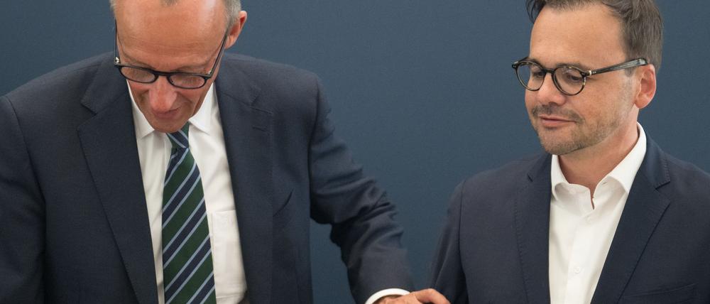 Brandenburgs CDU-Landesvorsitzender Jan Redmann (rechts) dringt auf mehr Mittel für die Bundeswehr - auf Bundesebene verhandelt darüber CDU-Bundeschef Friedrich Merz. (Archivbild)