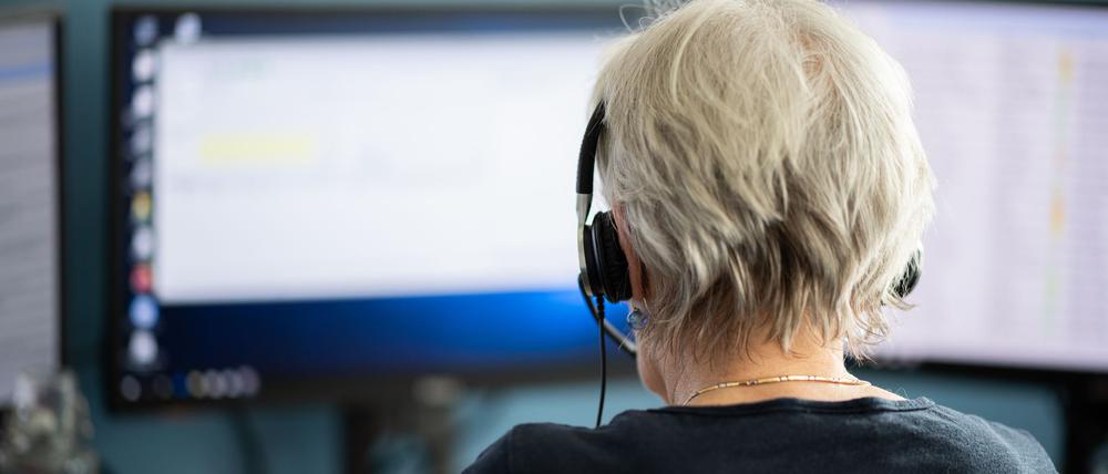 Eine Mitarbeiterin arbeitet in einer Telefonzentrale. (Archivbild)