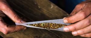ARCHIV - 17.04.2023, Baden-Württemberg, Heitersheim: Drehen, rauchen, fahren? Lieber nicht: Nach einem Joint verzichtet man besser ausreichend lange darauf, ein Auto zu steuern. (zu dpa: «Bislang zwölf Cannabis-Clubs im Südwesten genehmigt») Foto: Philipp von Ditfurth/dpa +++ dpa-Bildfunk +++
