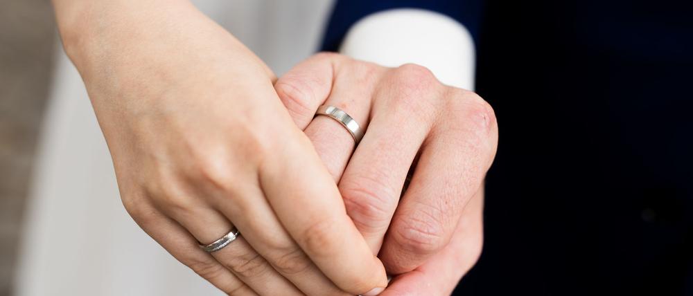 Frauen und Männer tragen in Partnerschaften oft sehr unterschiedlich zum Haushaltseinkommen bei (Symbolbild)