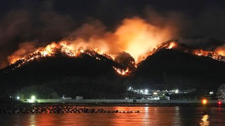 Ein Waldbrand wütet weiterhin in einem Berggebiet in Ofunato.