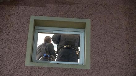 Die Ermittler haben die Wohnung des Tatverdächtigen von Mannheim durchsucht. 