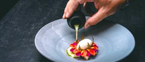 Dessert von Dennis Quetsch aus dem Rutz, Patissier des Jahres 2025: Johannisbeere, Holz und Buttermilch