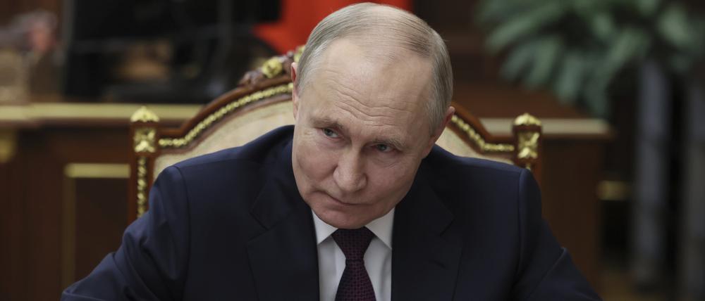 Gesicht Russlands. Der russische Präsident Wladimir Putin hört im Kreml einem Gast zu.