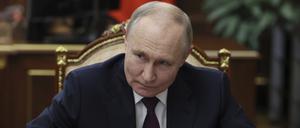 Gesicht Russlands. Der russische Präsident Wladimir Putin hört im Kreml einem Gast zu.