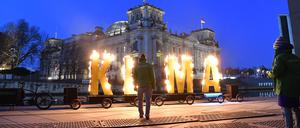 Greenpeace-Aktivisten demonstrieren gegenüber vom Reichstag.